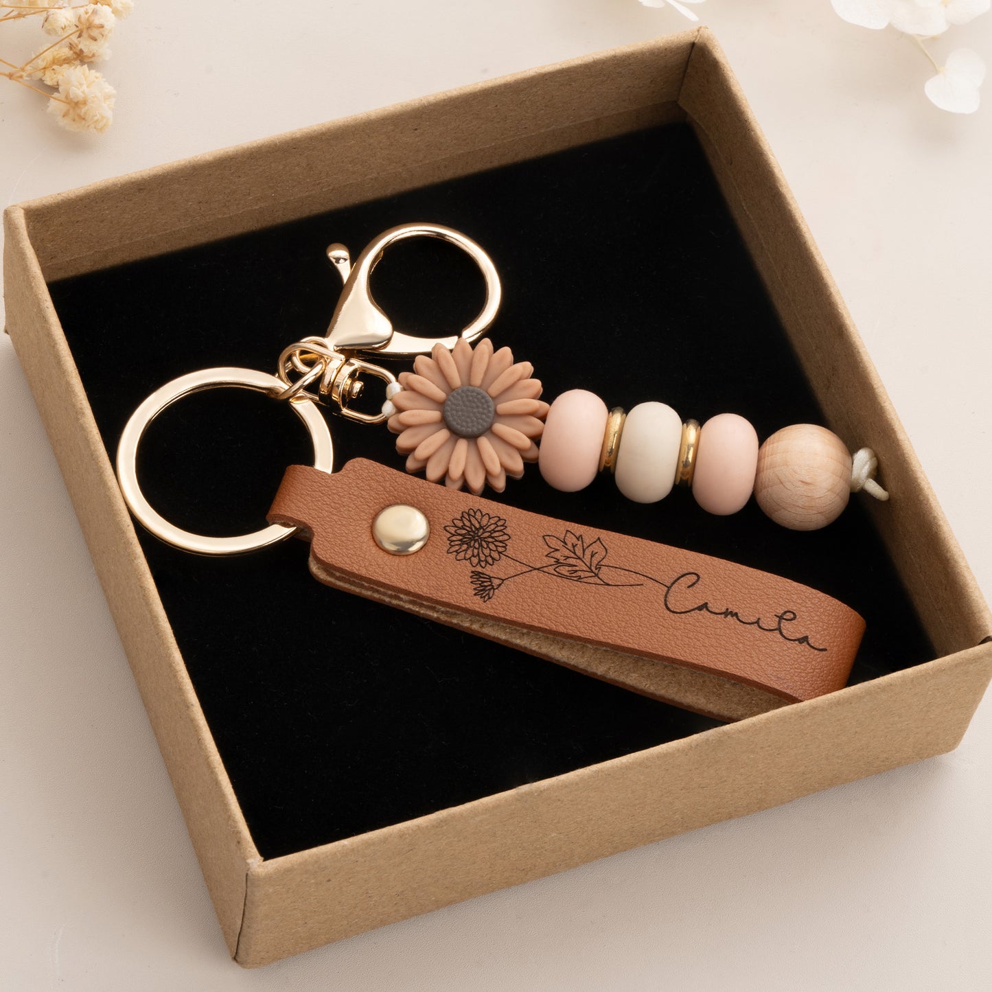 Personalized Birth Flower PU Leather Keychain with Engraved Name and Daisy Bead Pendant Wedding Party Birthday Gift for Bridesmaids Friends