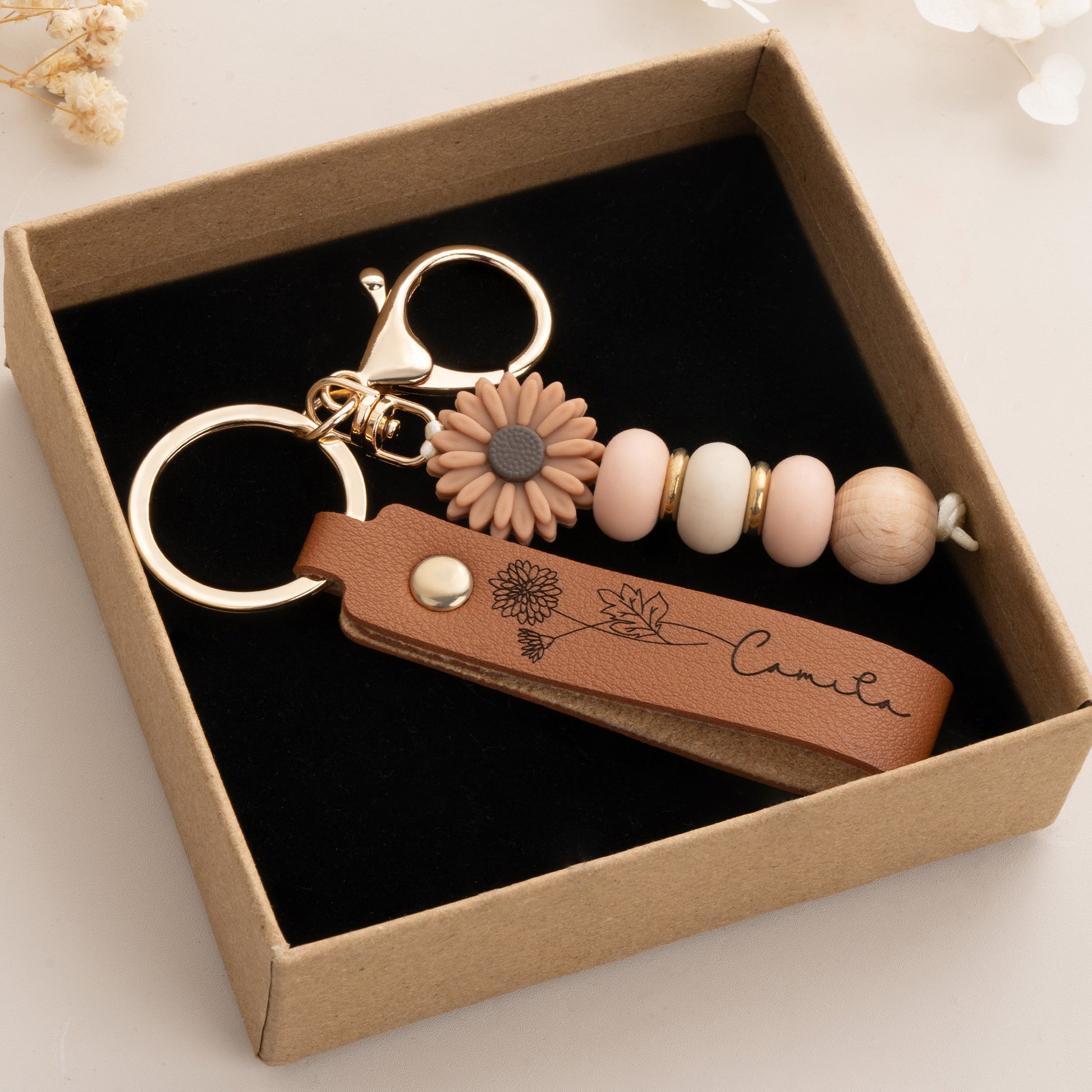 Personalized Birth Flower PU Leather Keychain with Engraved Name and Daisy Bead Pendant Wedding Party Birthday Gift for Bridesmaids Friends